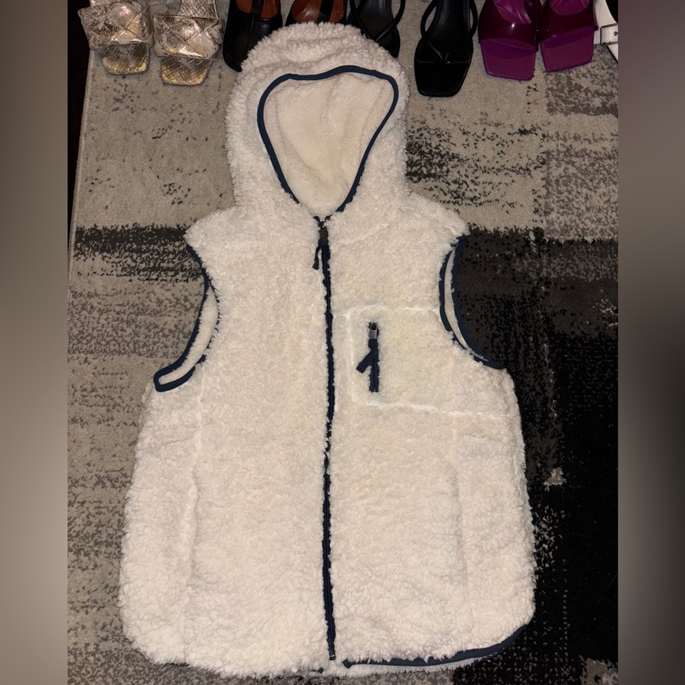 Coziest Weatherproof Vintage sherpa hooded vest 🤍✨